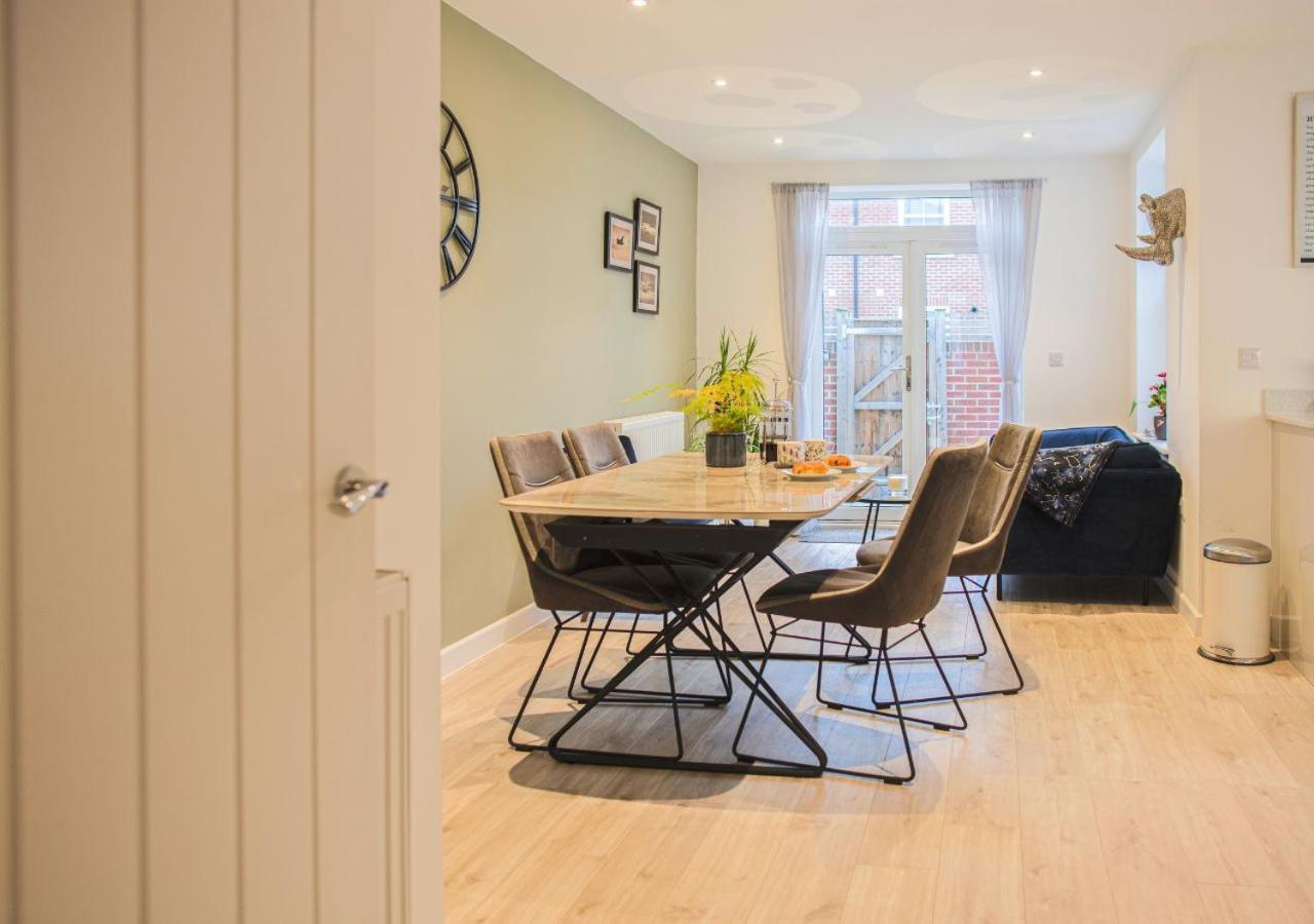 Stunning 2 Bed With Private Patio And Free Parking Villa Cheltenham Buitenkant foto