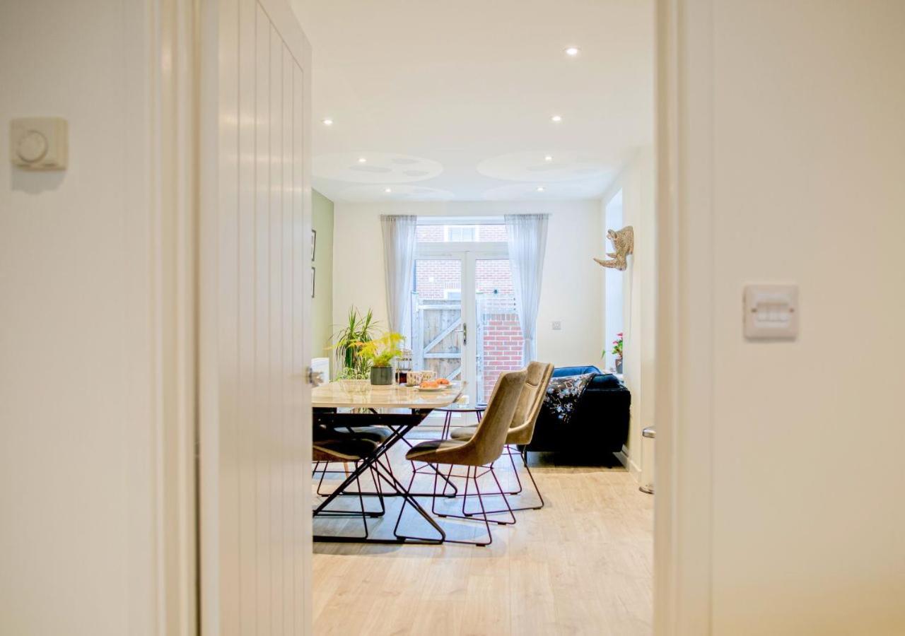 Stunning 2 Bed With Private Patio And Free Parking Villa Cheltenham Buitenkant foto