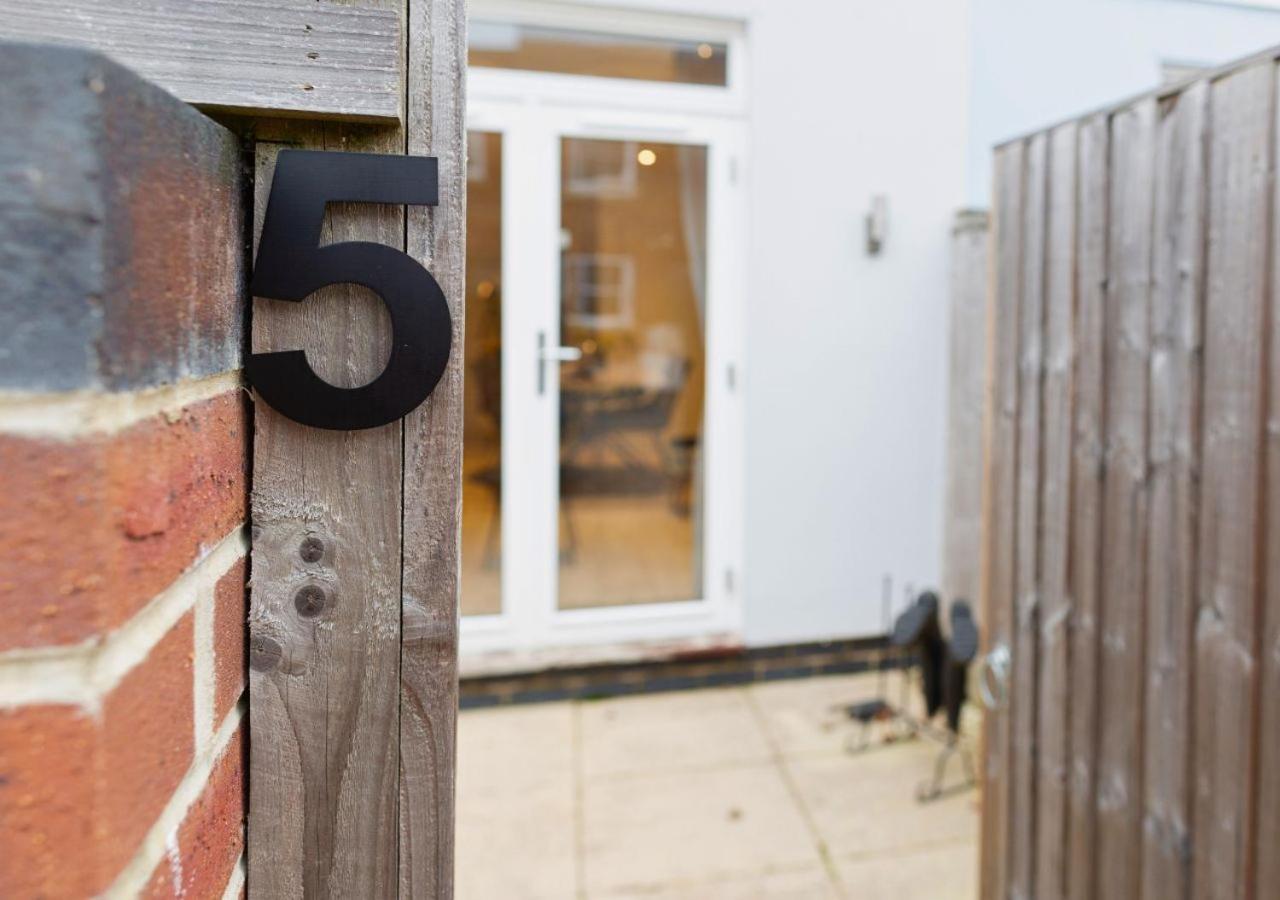 Stunning 2 Bed With Private Patio And Free Parking Villa Cheltenham Buitenkant foto