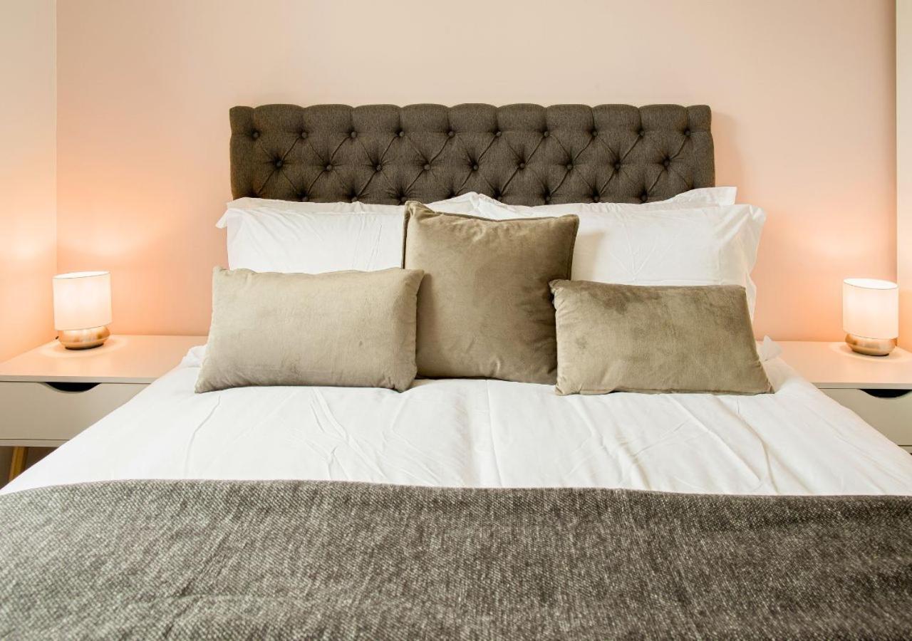 Stunning 2 Bed With Private Patio And Free Parking Villa Cheltenham Buitenkant foto