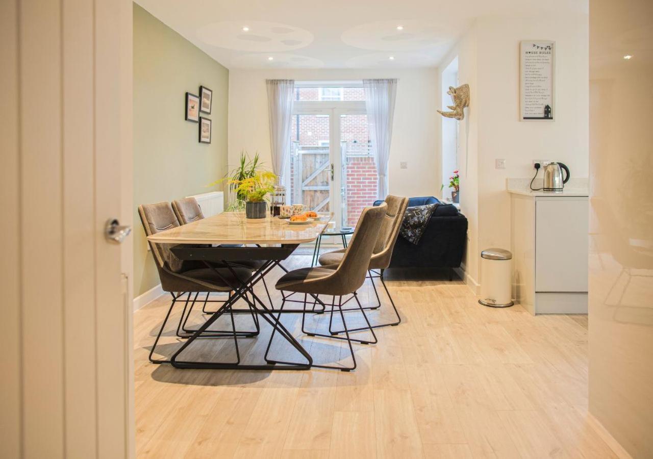 Stunning 2 Bed With Private Patio And Free Parking Villa Cheltenham Buitenkant foto