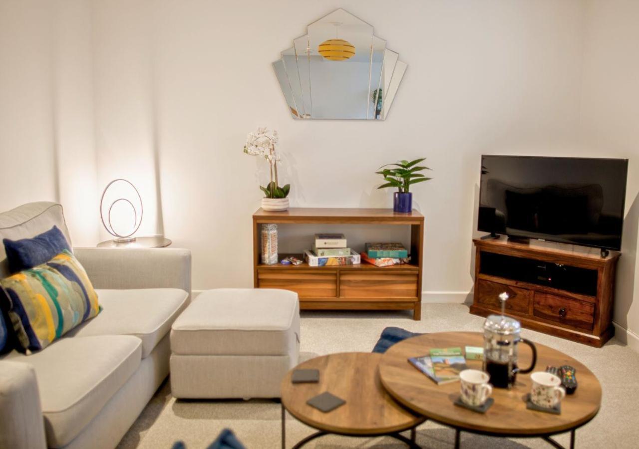 Stunning 2 Bed With Private Patio And Free Parking Villa Cheltenham Buitenkant foto