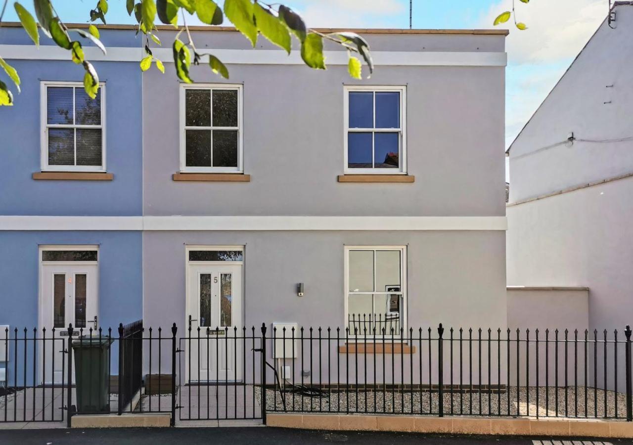 Stunning 2 Bed With Private Patio And Free Parking Villa Cheltenham Buitenkant foto