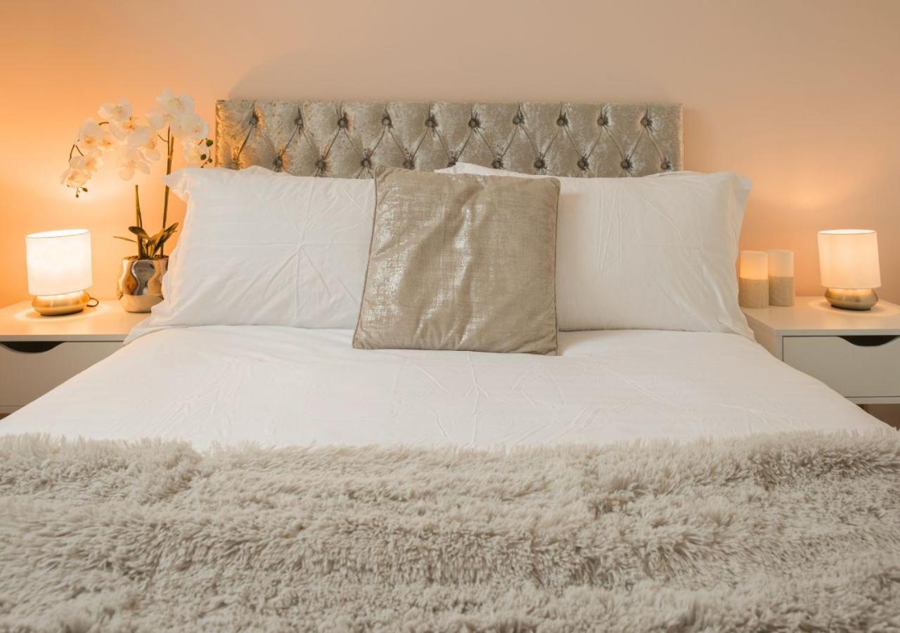 Stunning 2 Bed With Private Patio And Free Parking Villa Cheltenham Buitenkant foto