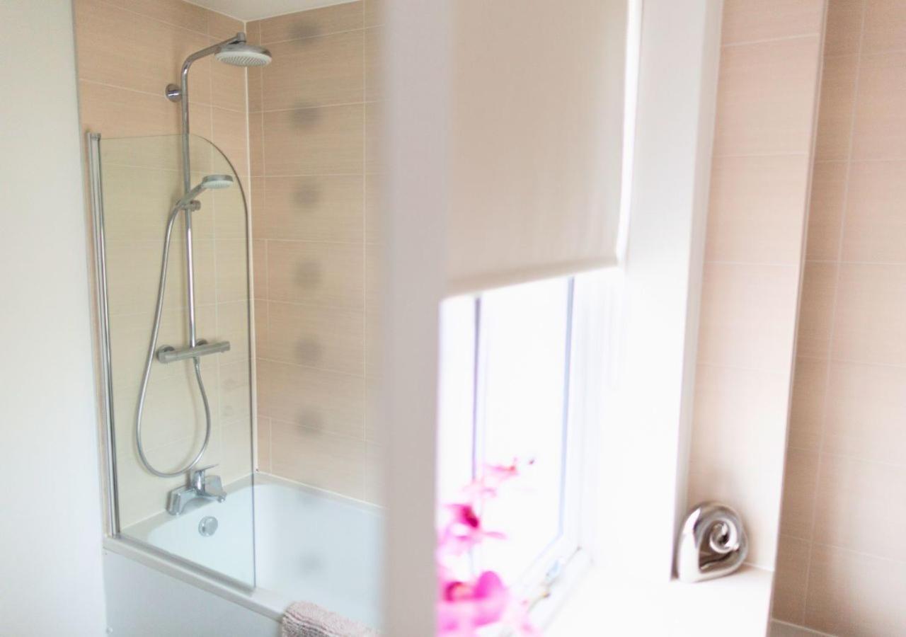 Stunning 2 Bed With Private Patio And Free Parking Villa Cheltenham Buitenkant foto