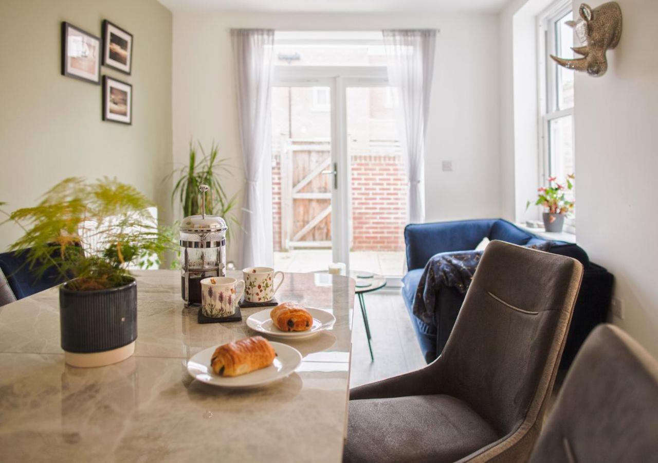 Stunning 2 Bed With Private Patio And Free Parking Villa Cheltenham Buitenkant foto