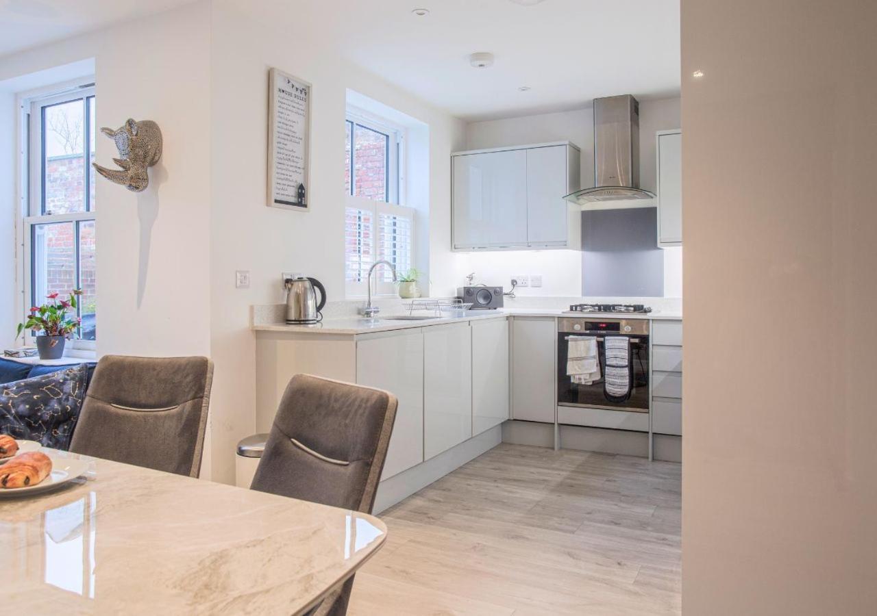 Stunning 2 Bed With Private Patio And Free Parking Villa Cheltenham Buitenkant foto